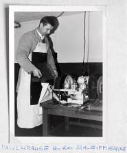 Paul Krause an der Schleifmaschine