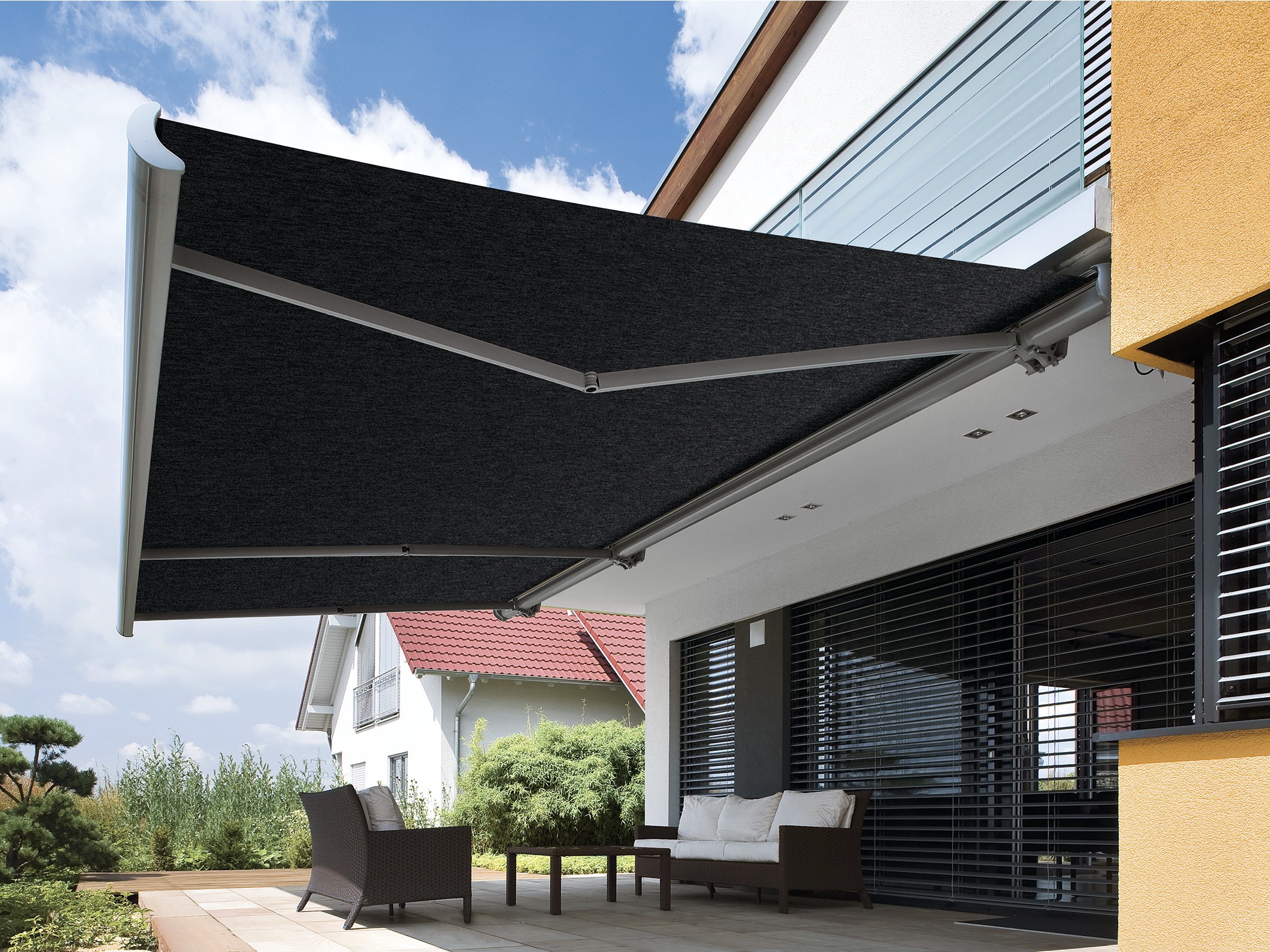 Gelenkarmmarkise in moderner Terrassengestaltung