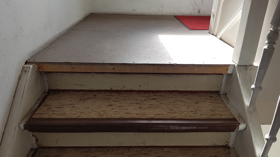 PVC–Belag aus den 60er Jahren fachmännisch entfernt und durch ökologischen Linoleumbelag ersetzt.