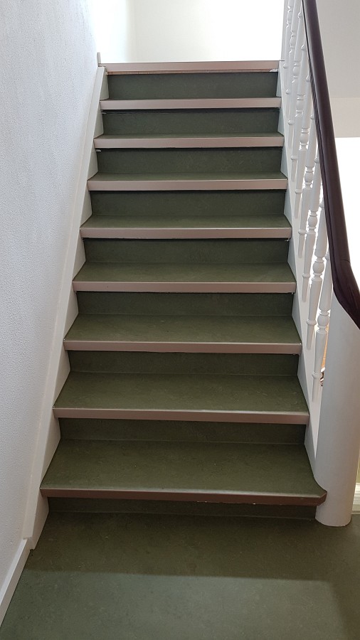 PVC–Belag aus den 60er Jahren fachmännisch entfernt und durch ökologischen Linoleumbelag ersetzt.