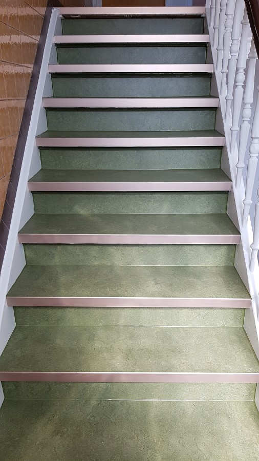 PVC–Belag aus den 60er Jahren fachmännisch entfernt und durch ökologischen Linoleumbelag ersetzt.