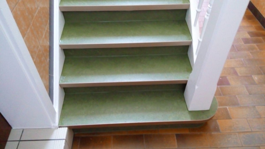 PVC–Belag aus den 60er Jahren fachmännisch entfernt und durch ökologischen Linoleumbelag ersetzt.