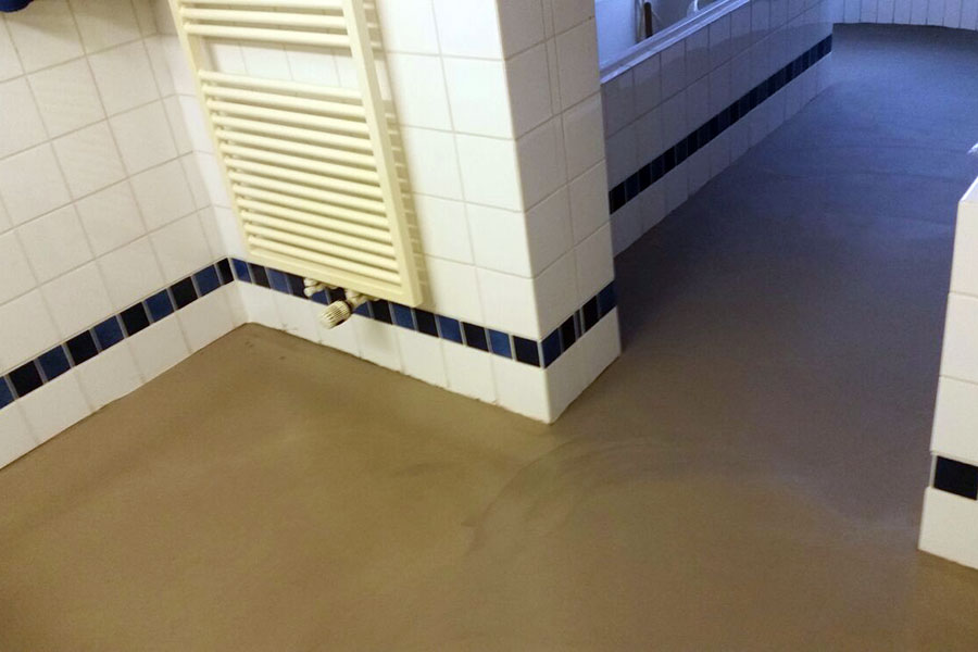 Fachgerechte Verlegung von feuchtigkeitsbeständigem Designvinyl im Badezimmer.