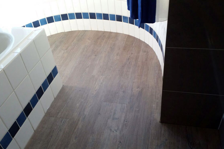 Präziser Zuschnitt des Bodenbelags an Rundungen im Badbereich.