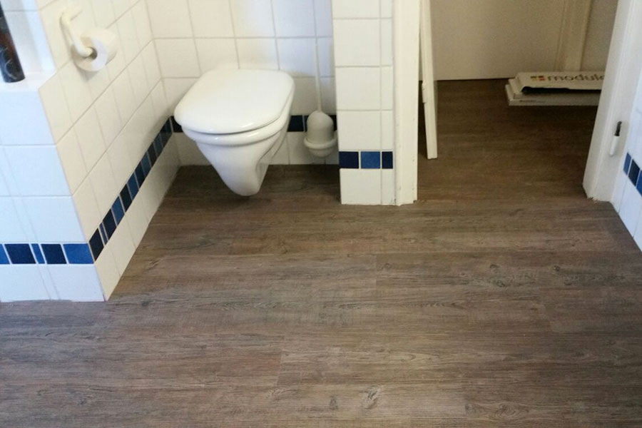 Sauberer Bodenabschluss mit Designvinyl im WC-Bereich.