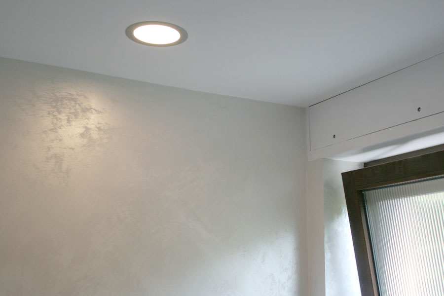 Badezimmergestaltung mit einer Spanndecke. Wände mit einer metallischen Lasur und Kristallzugabe veredelt