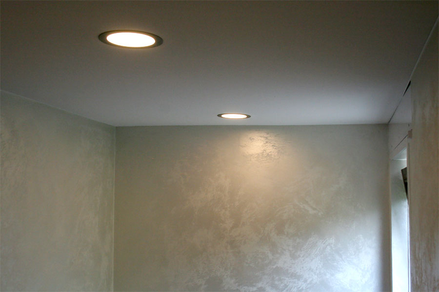 Badezimmergestaltung mit einer Spanndecke. Wände mit einer metallischen Lasur und Kristallzugabe veredelt