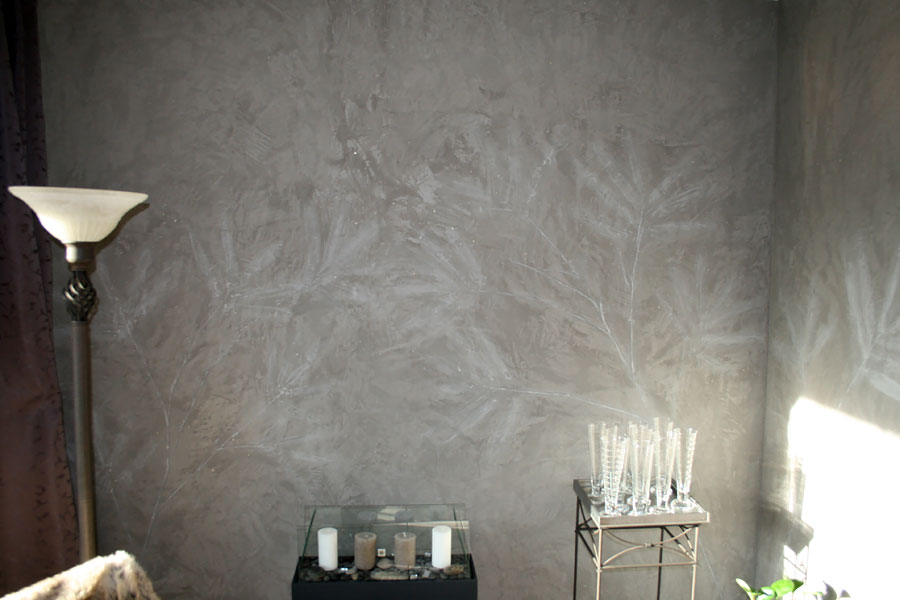 Calce Colino im Badezimmer schwarz mit silber veredelt. Restliche Wände und Decke in weiß. Diffusionsoffen auf Kalkbasis. Einprägung von echtem Bambus in Calce Colino mit fossil versteinerter Wirkung.