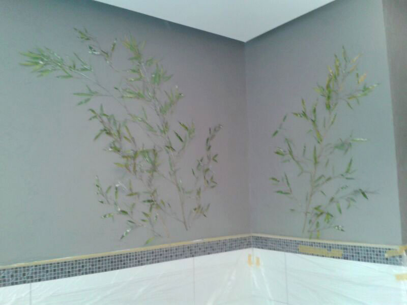 Calce Colino im Badezimmer schwarz mit silber veredelt. Restliche Wände und Decke in weiß. Diffusionsoffen auf Kalkbasis. Einprägung von echtem Bambus in Calce Colino mit fossil versteinerter Wirkung.