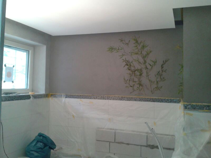 Calce Colino im Badezimmer schwarz mit silber veredelt. Restliche Wände und Decke in weiß. Diffusionsoffen auf Kalkbasis. Einprägung von echtem Bambus in Calce Colino mit fossil versteinerter Wirkung.