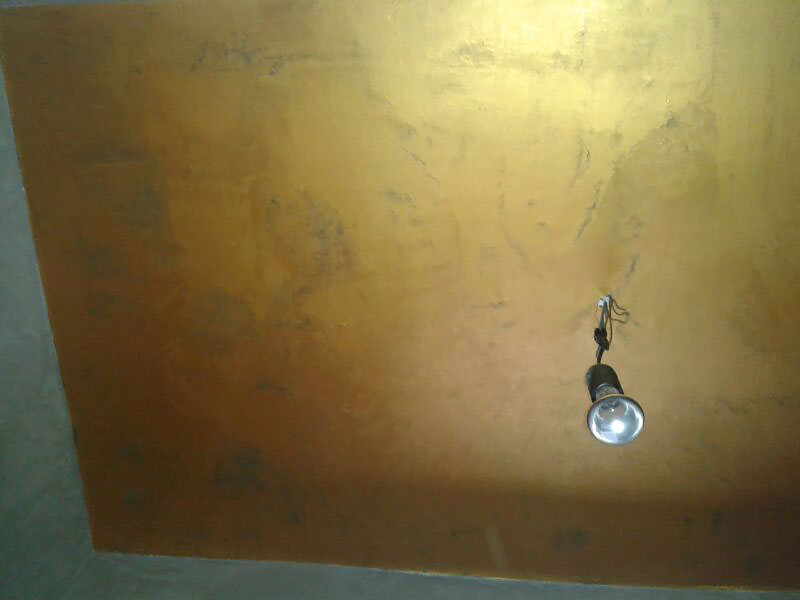 Calce Colino im Badezimmer schwarz mit silber veredelt. Restliche Wände und Decke in weiß. Diffusionsoffen auf Kalkbasis. Einprägung von echtem Bambus in Calce Colino mit fossil versteinerter Wirkung.