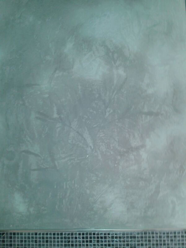 Calce Colino im Badezimmer schwarz mit silber veredelt. Restliche Wände und Decke in weiß. Diffusionsoffen auf Kalkbasis. Einprägung von echtem Bambus in Calce Colino mit fossil versteinerter Wirkung.