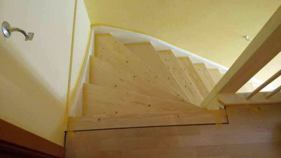 Deckend lackierte Holztreppe abgeschliffen, Trittstufen farblos lackiert sowie Setzstufen und Wangen weiß lackiert