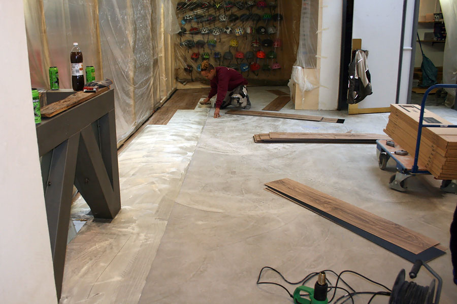Fußbodenerneuerung 350m² Fahrradladen Bochum: Von der Untergrundvorbereitung bis zum fertigen PVC-Designbelag 6