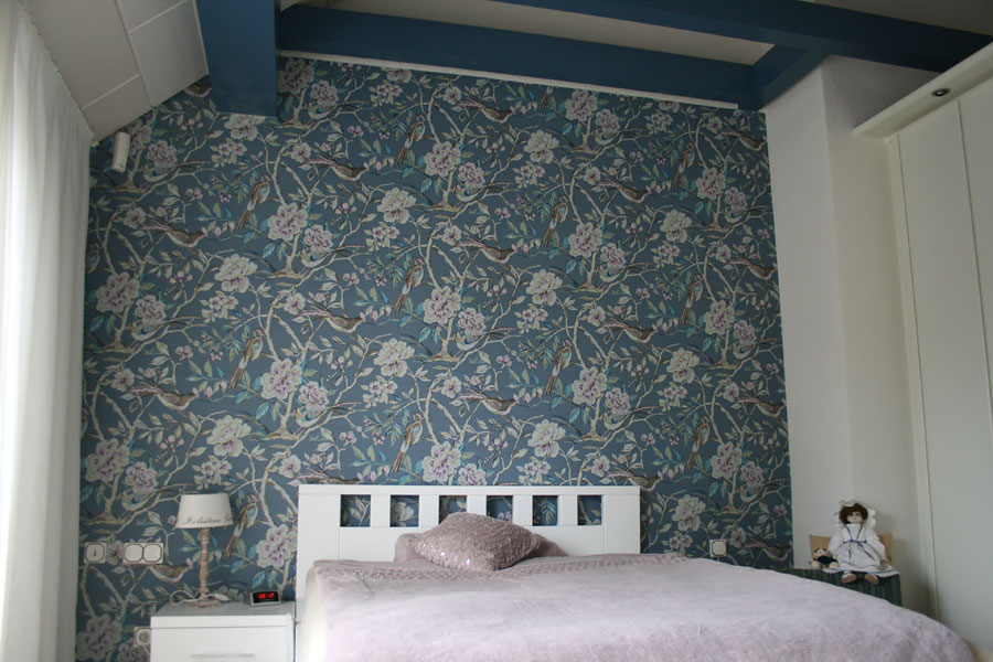 Schlafzimmer-Gestaltung mit moderner Motivtapete und Designbelag