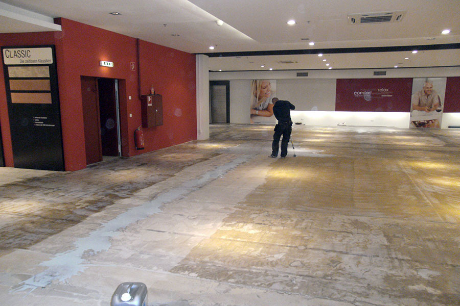 Großflächensanierung 3000m²: Verlegung von Designboden nach Wasserschaden in Duisburg-01