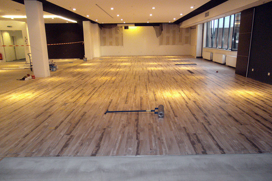 Großflächensanierung 3000m²: Verlegung von Designboden nach Wasserschaden in Duisburg-06