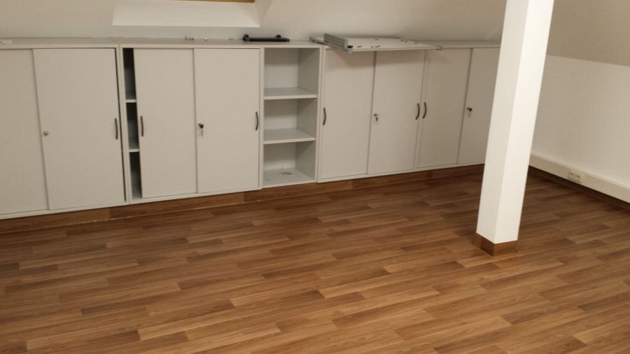 erlegung von Designboden in Walnussoptik mit passgenauen Wandsockelleisten-01