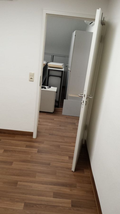 erlegung von Designboden in Walnussoptik mit passgenauen Wandsockelleisten-02