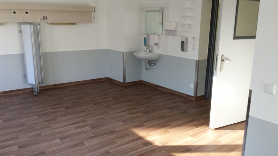 erlegung von Designboden in Walnussoptik mit passgenauen Wandsockelleisten-04