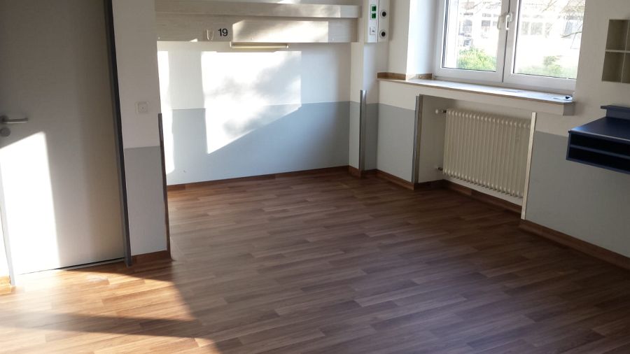 erlegung von Designboden in Walnussoptik mit passgenauen Wandsockelleisten-05