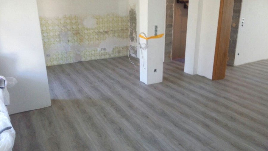 Umfangreiche Estrichinstandsetzung und Verlegung von Vinyl-Designboden im XL-Landhausdielenformat-07