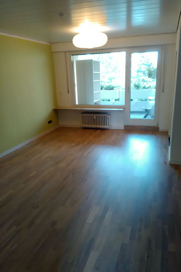 Keramische Fliesen entfernt, entsorgt und Unterboden neu aufbereitet. Parkett Landhausdiele Eiche geölt verlegt inkl. Blockstufe fertigen und Eiche Massivleisten 10 cm hoch montiert.