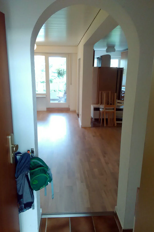 Keramische Fliesen entfernt, entsorgt und Unterboden neu aufbereitet. Parkett Landhausdiele Eiche geölt verlegt inkl. Blockstufe fertigen und Eiche Massivleisten 10 cm hoch montiert.