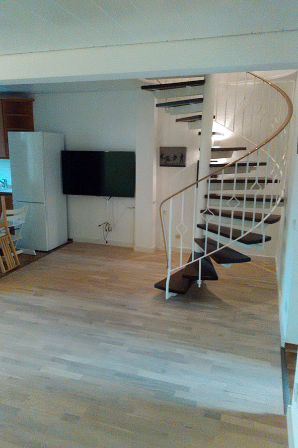 Keramische Fliesen entfernt, entsorgt und Unterboden neu aufbereitet. Parkett Landhausdiele Eiche geölt verlegt inkl. Blockstufe fertigen und Eiche Massivleisten 10 cm hoch montiert.