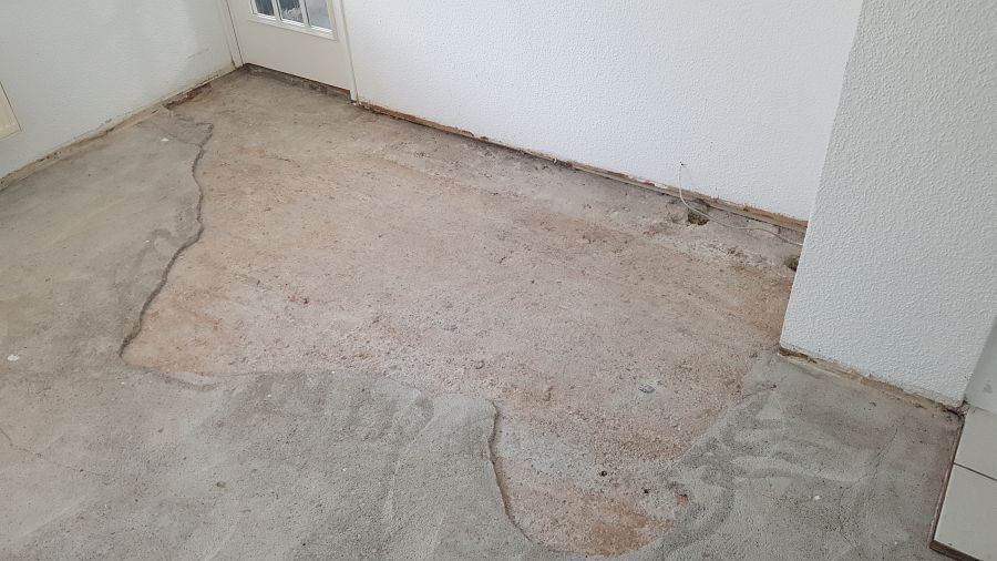 Fachgerechte Verlegung von 22mm massivem Eiche-Parkett im klassischen Fischgrat-Verband inklusive Fußleisten-01