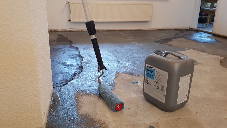 Fachgerechte Verlegung von 22mm massivem Eiche-Parkett im klassischen Fischgrat-Verband inklusive Fußleisten-02