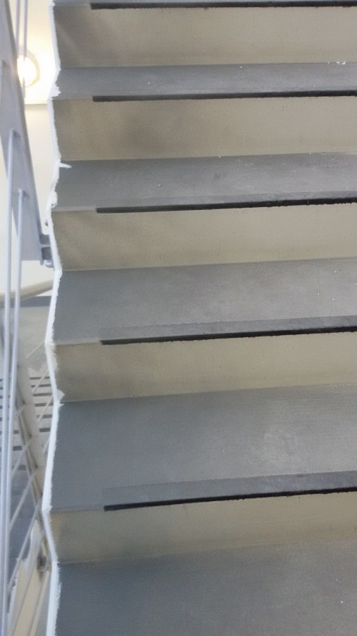Fluchttreppenhaus Betonstufen mit Kautschukformtreppen überarbeitet