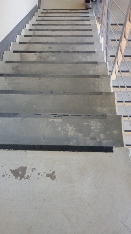 Fluchttreppenhaus Betonstufen mit Kautschukformtreppen überarbeitet