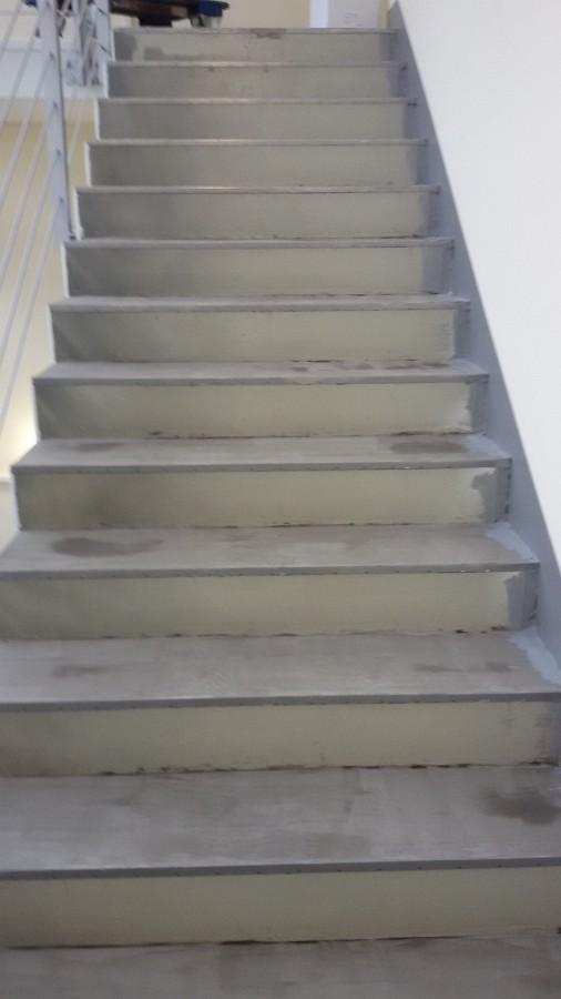 Fluchttreppenhaus Betonstufen mit Kautschukformtreppen überarbeitet