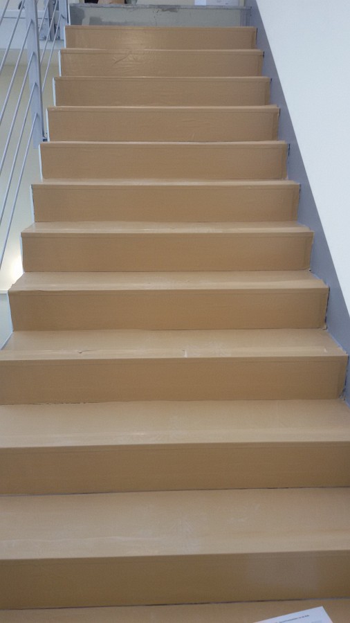 Fluchttreppenhaus Betonstufen mit Kautschukformtreppen überarbeitet