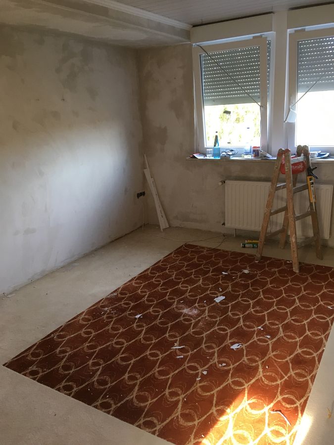 Tapezierarbeiten und gemusterten Teppichboden mit umlaufenden Fries verlegt