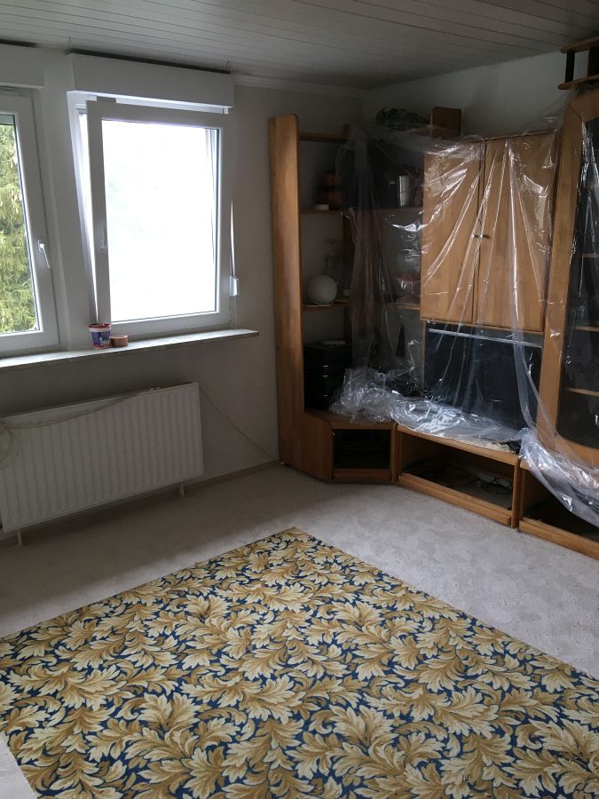 Tapezierarbeiten und gemusterten Teppichboden mit umlaufenden Fries verlegt