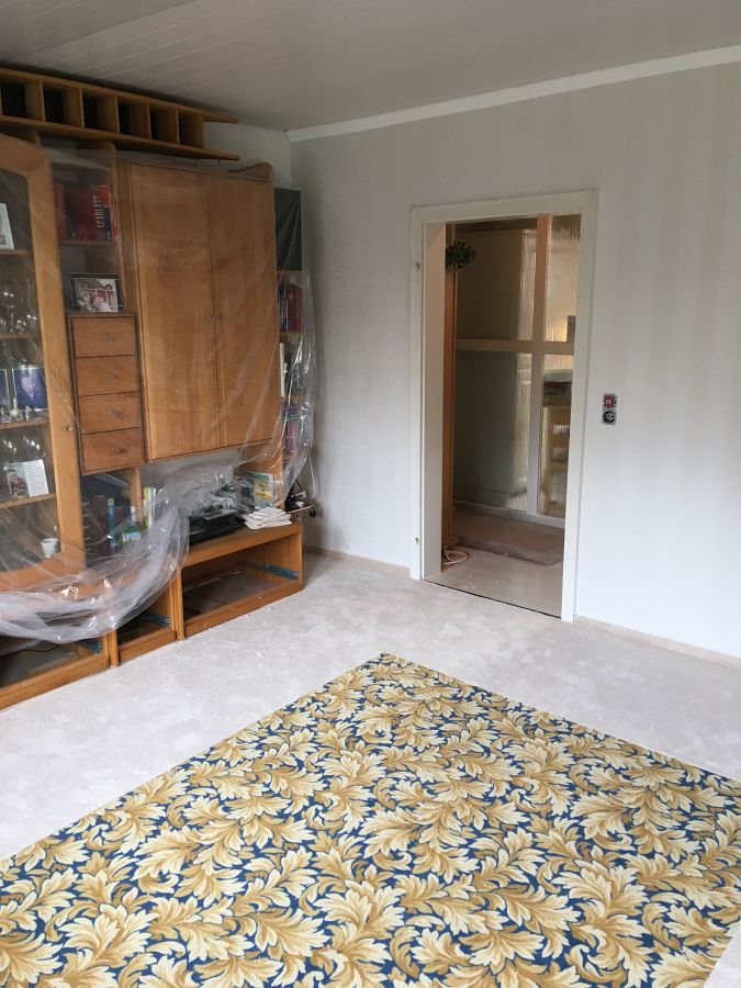 Tapezierarbeiten und gemusterten Teppichboden mit umlaufenden Fries verlegt