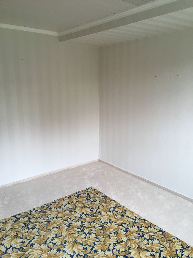 Tapezierarbeiten und gemusterten Teppichboden mit umlaufenden Fries verlegt