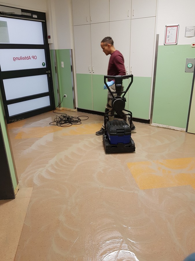 Entfernung alter Bodenbeläge im gewerblichen Bereich