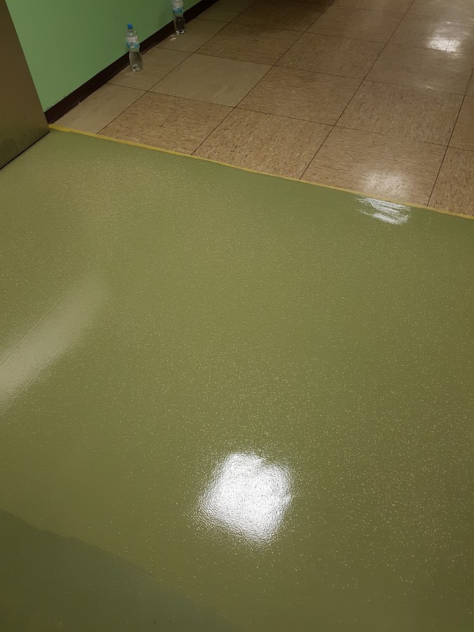 Untergrundvorbereitung und Grundierung für Industrieböden