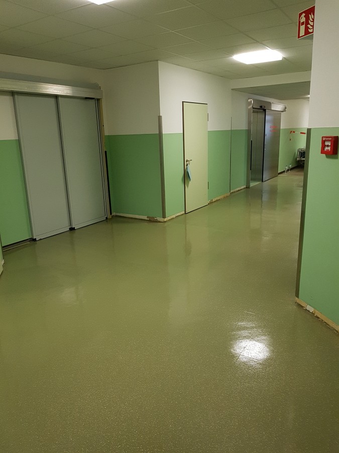 Untergrundvorbereitung und Grundierung für Industrieböden