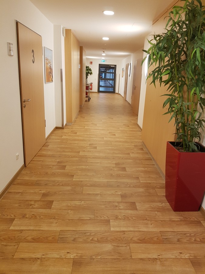 Fertiggestellte Flurflächen mit robustem Gewerbeboden.