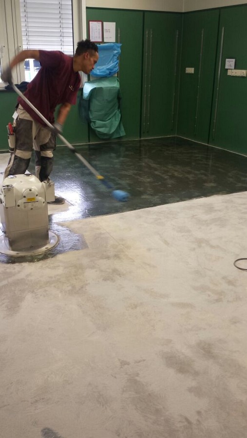 Untergrundvorbereitung im Herz-OP: Entfernen des Altbelags und Aufbringen der Feuchtigkeitssperre.