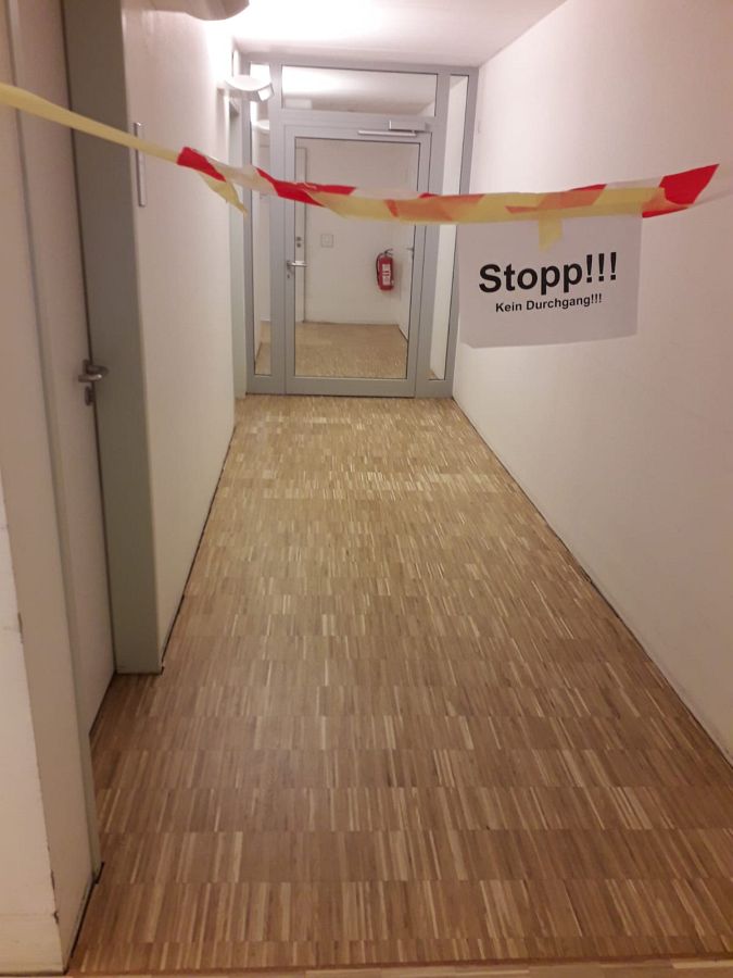 160 m² Eiche Hochkantlamelle im laufenden Betrieb geschliffen und mit extrem abriebfesten Parkettlack versiegelt.