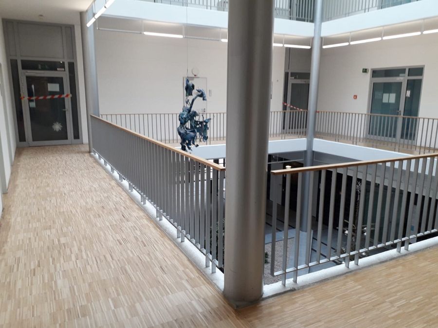 160 m² Eiche Hochkantlamelle im laufenden Betrieb geschliffen und mit extrem abriebfesten Parkettlack versiegelt.