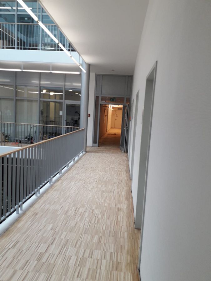 160 m² Eiche Hochkantlamelle im laufenden Betrieb geschliffen und mit extrem abriebfesten Parkettlack versiegelt.