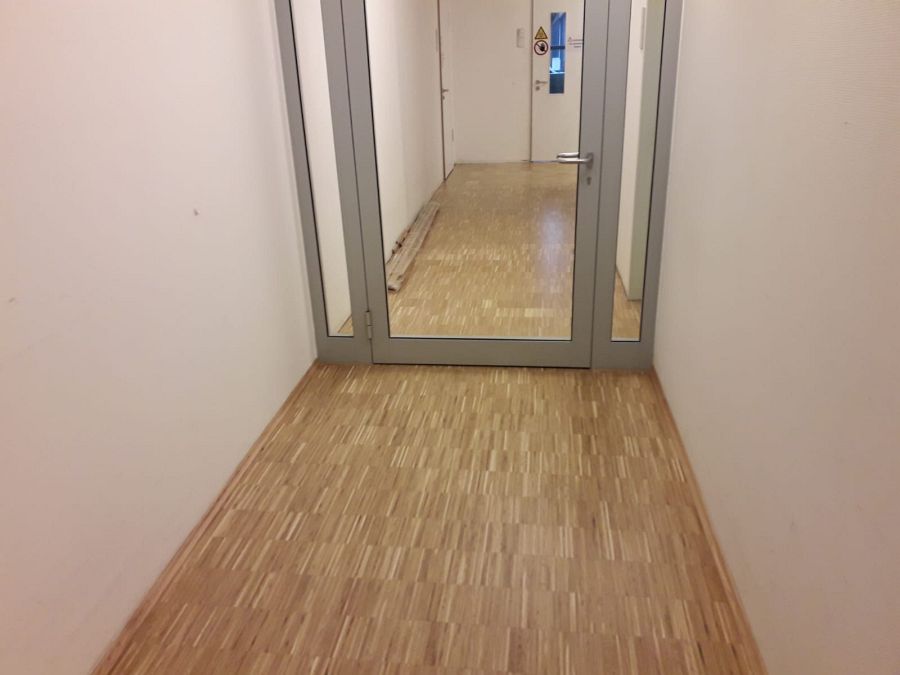 160 m² Eiche Hochkantlamelle im laufenden Betrieb geschliffen und mit extrem abriebfesten Parkettlack versiegelt.