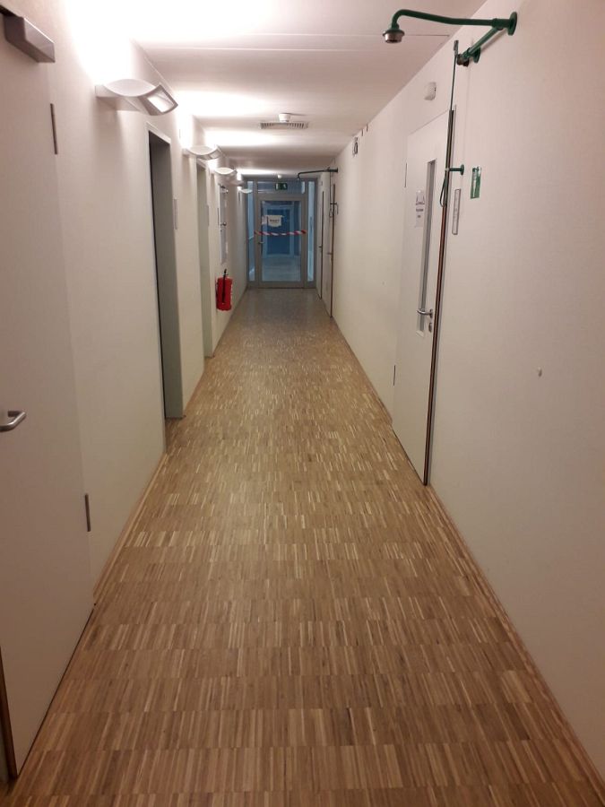 160 m² Eiche Hochkantlamelle im laufenden Betrieb geschliffen und mit extrem abriebfesten Parkettlack versiegelt.