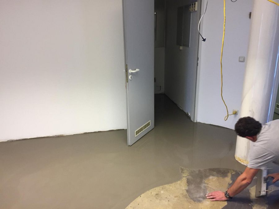 Kombination aus richtungsfreiem Kugelgarn-Teppich und Vinyl-Designbelag in Objektqualität-01